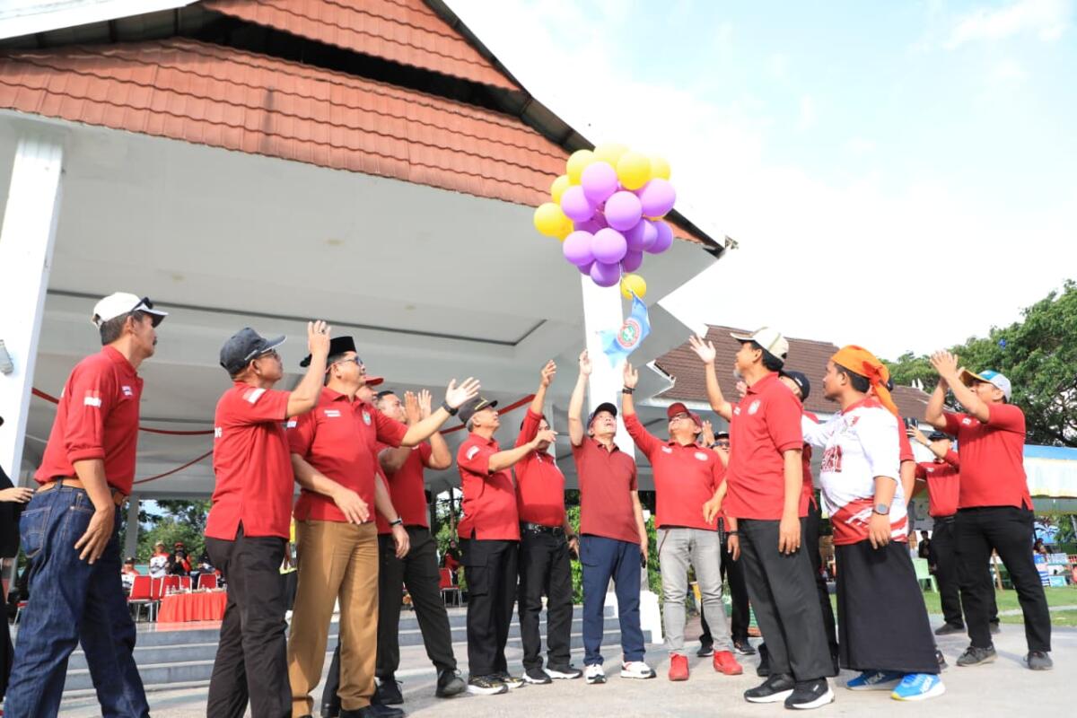 Sekretaris Daerah Kabupaten Bantaeng, H. Abdul Wahab bersama Forkopimda melepas balon sebagai tanda dibukanya Poseninjar PGRI Kabupaten Bantaeng. 