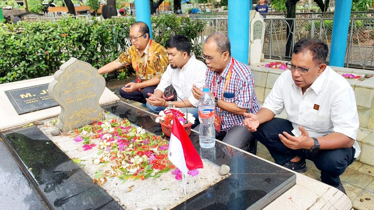 Pengurus BPW KKSS Jawa Timur melakukan ziarah ke makam pahlawan nasional, Jenderal (Purn.) M. Jusuf di Taman Makam Pahlawan Panaikang, Makassar.