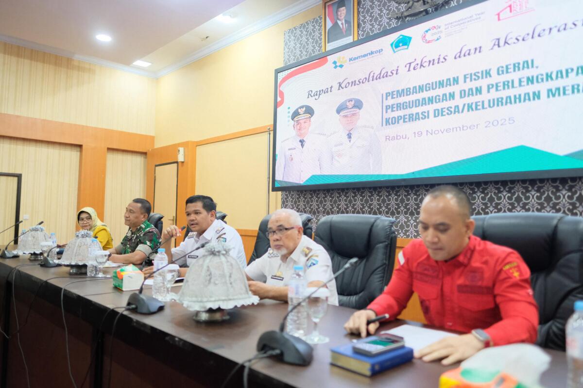 Bupati Bantaeng, M Fathul Fauzi Nurdin memimpin Rapat Konsolidasi Teknis dan Akselerasi Pembangunan Fisik Gerai, Pergudangan, dan Perlengkapan Koperasi Desa/Kelurahan Merah Putih (KMP) di Ruang Pola Kantor Bupati Bantaeng, Rabu (19/11/2025).