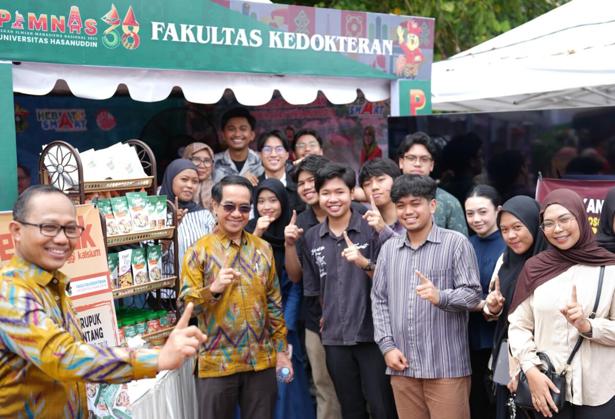 Rektor Unhas, Prof Jamaluddin Jompa meninjau pelaksanaan Side Festival di Pelataran MKU, Kampus Unhas Tamalanrea, Makassar.