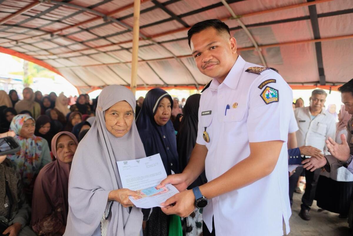 Bupati Bantaeng, M. Fathul fauzy Nurdin menyalurkan Bantuan Langsung Tunai Sementara (BLTS) Kesra Kementerian Sosial, kepada 1.472 warga Kecamatan Eremerasa di kantor Kecamatan Eremerasa, Rabu (26/11/2025).