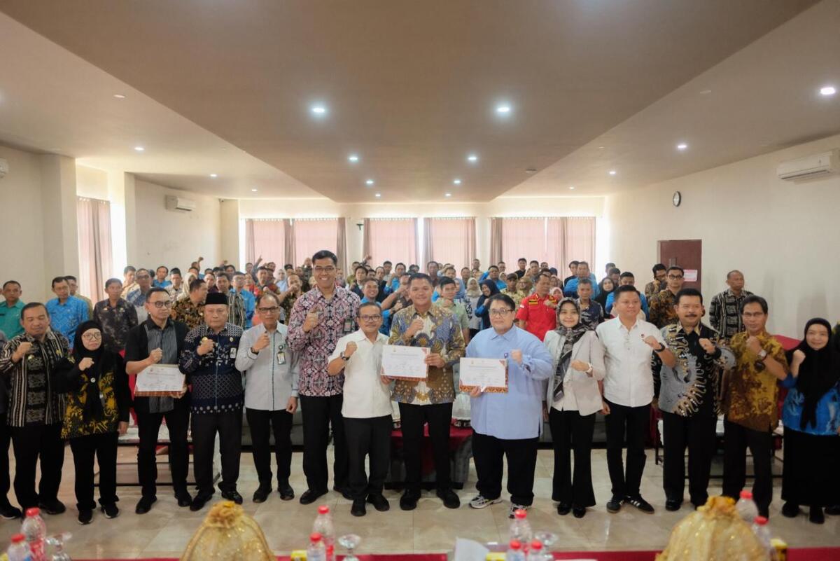 Bupati Bantaeng M. Fathul Fauzy Nurdin menghadiri Rapat Gelar Pengawasan Daerah Tahun 2025 sekaligus pencanangan Pembangunan Zona Integritas menuju WBK dan WBBM di Kantor Inspektorat Daerah Kabupaten Bantaeng, Kamis (27/11/2025). 27 