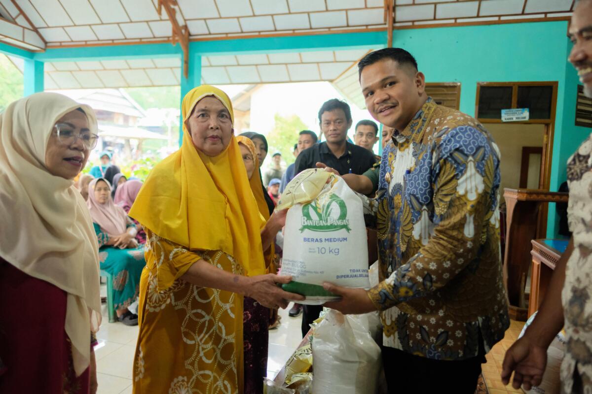 Bupati Bantaeng, M. Fathul Fauzy Nurdin salurkan bantuan pangan untuk warga Desa Pattaneteang dan Lobbo, Kecamatan Tompobolu.