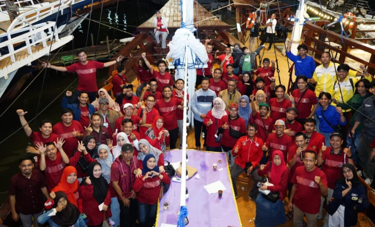 Pengurus IKA Fapet Unhas periode 2025-2029 melaksanakan raker di atas kapal pinisi di perairan Makassar.