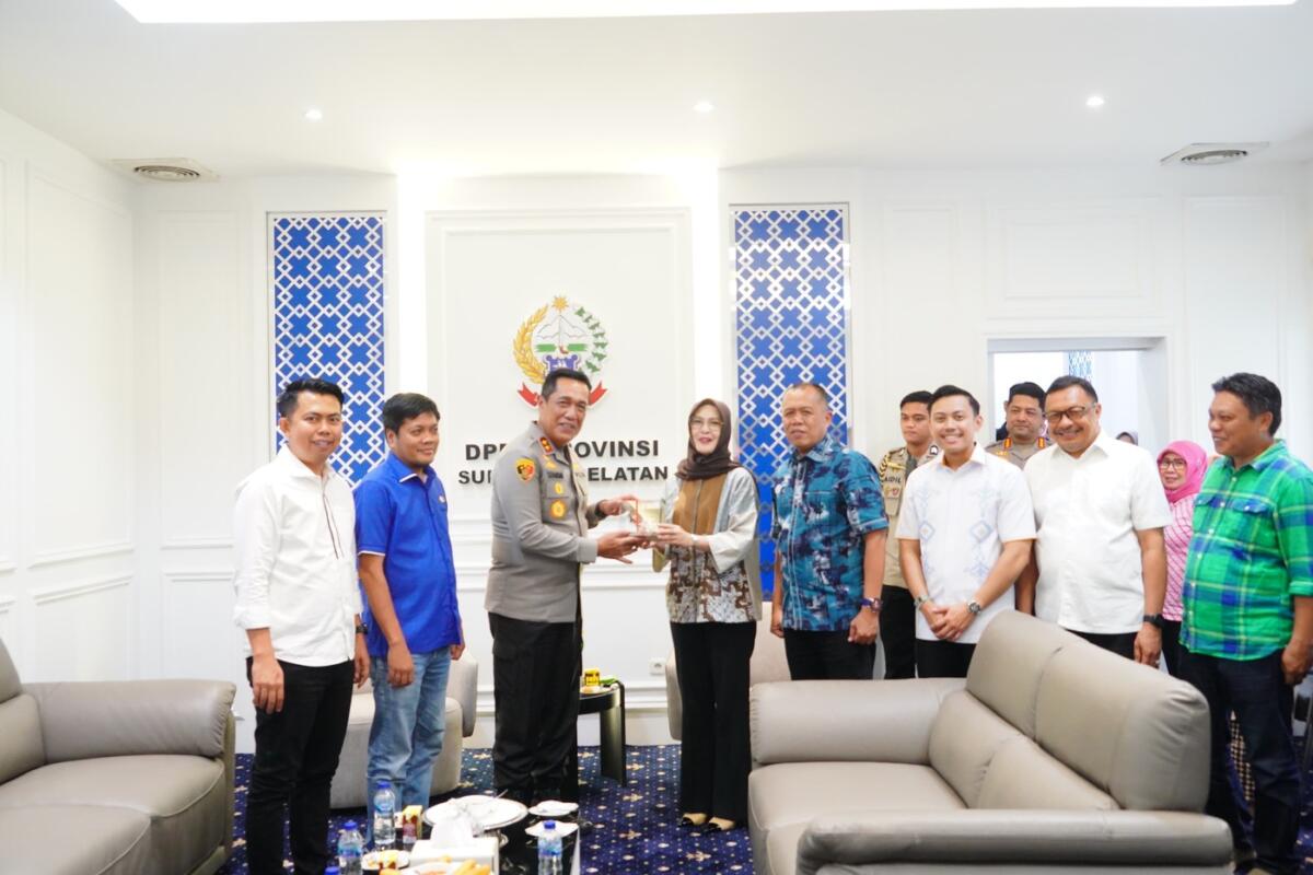 IST
SILATURAHMI--Ketua DPRD Sulsel Andi Rachmatika Dewi didampingi pimpinan Fraksi dan Komisi menyambut silaturahmi Kapolda Sulsel Irjen Pol Djuhandhani Rahardjo Puro, Senin (10/11).