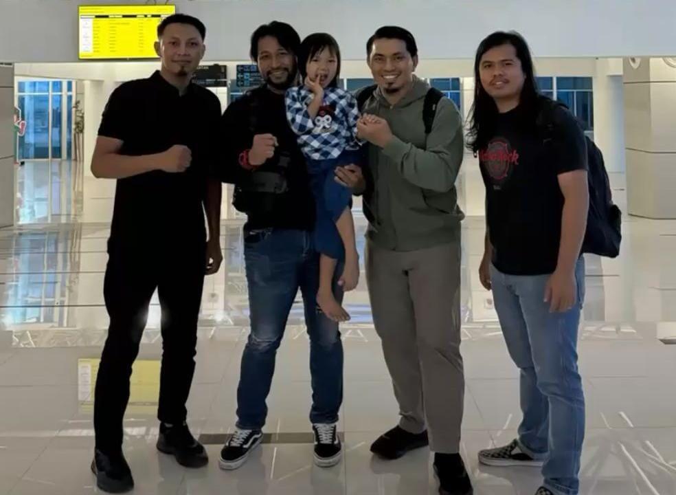Kanit Reskrim Polsek Panakkukang Iptu Dr. Nasrullah bersama timnya membawa Bilqis dari Jambi pulang ke Makassar.