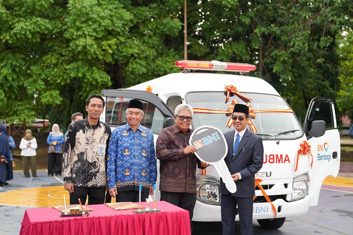 Pemimpin BNI Wilayah 07 Muhammad Arafat menyerahkan bantuan mobil ambulans untuk RSP Unhas, yang diterima langsung Rektor Unhas Prof. Jamaluddin Jompa.