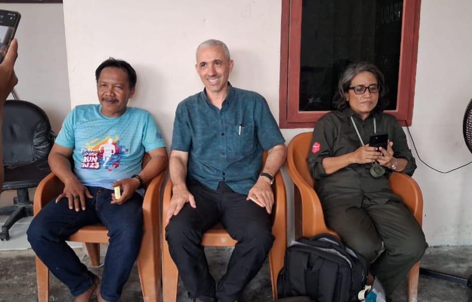 Pj Kades Rewataya Rustam Sila (kiri) bersama Dr. Bardly dari Universitas Manchester Inggris yang datang untuk melakukan penelitian terkait solusi masalah listrik dan air tawar bersama peneliti dari UGM, UI, dan Unhas.