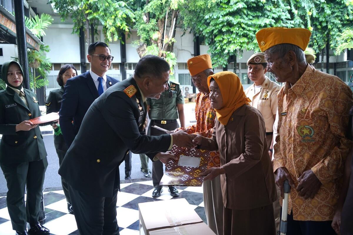 Pangdam XIV/Hasanuddin Mayjen TNI Bangun Nawoko menyerahkan paket sembako kepada veteran di Hari Pahlawan 10 November 2025.
