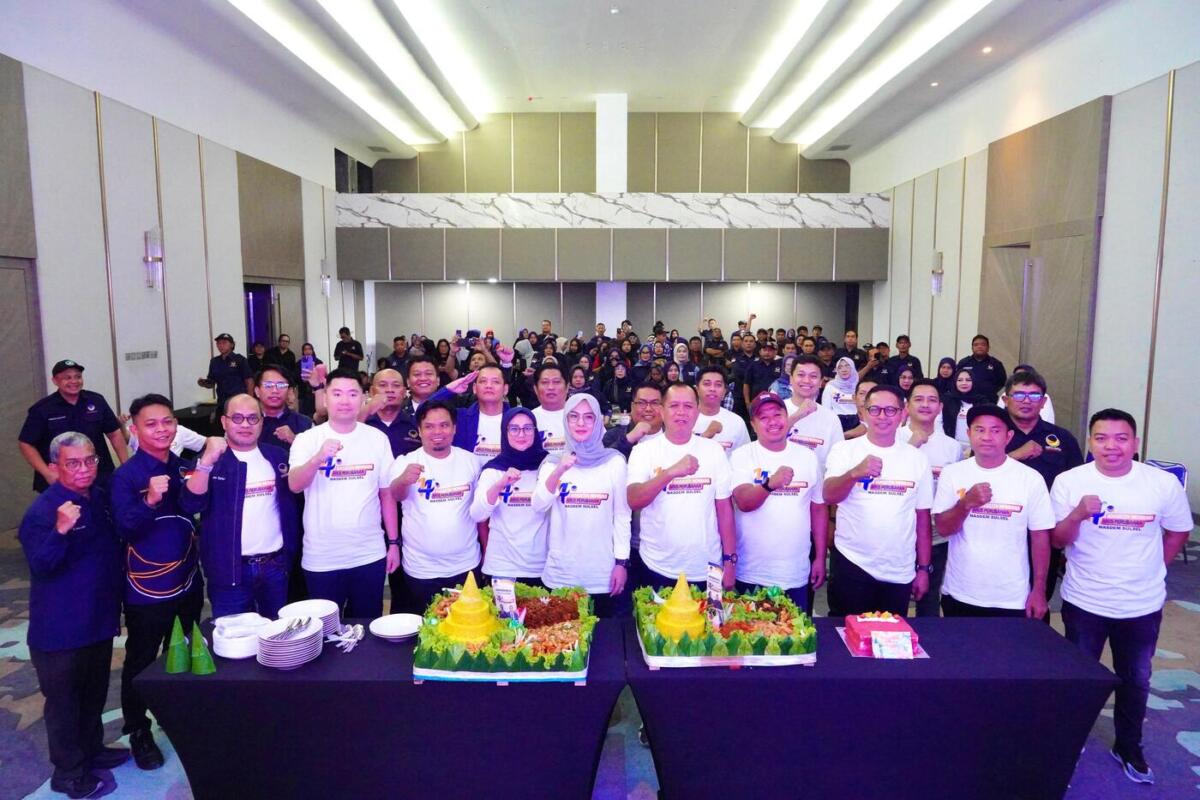 IST
MERAYAKAN--Ketua DPD Nasdem Makassar yang juga Ketua DPRD Sulsel Andi Rachmatika Dewi bersama sejumlah pengurus DPW dan DPD merayakan puncak HUT ke-14 di Kantor DPW Nasdem Sulsel, Jalan Metro Tanjung Bunga, Makassar, Selasa (11/11)