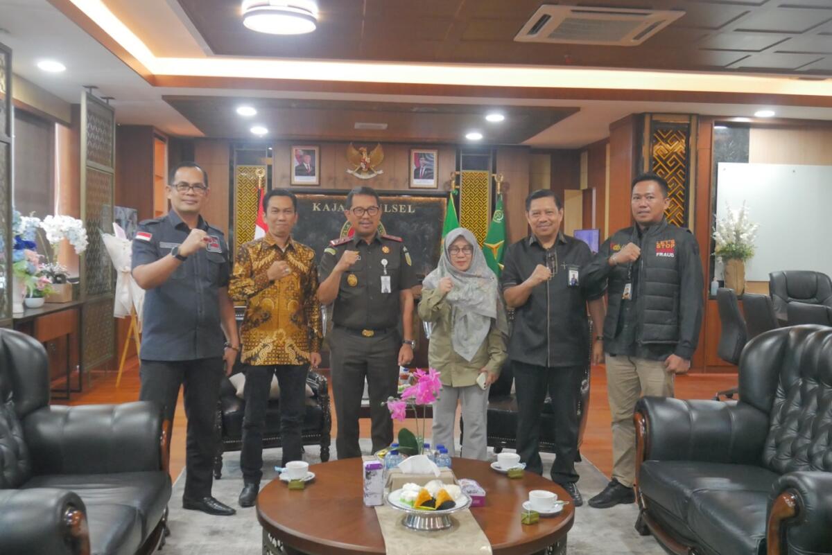 IST
AUDIENSI--Ketua Bawaslu Provinsi Sulawesi Selatan Mardiana Rusli bersama rombongan melakukan audiensi kepada Kejati Sulsel Didik Farkhan Alisyahdi diruang kerja Kejati, Selasa, (11/11).