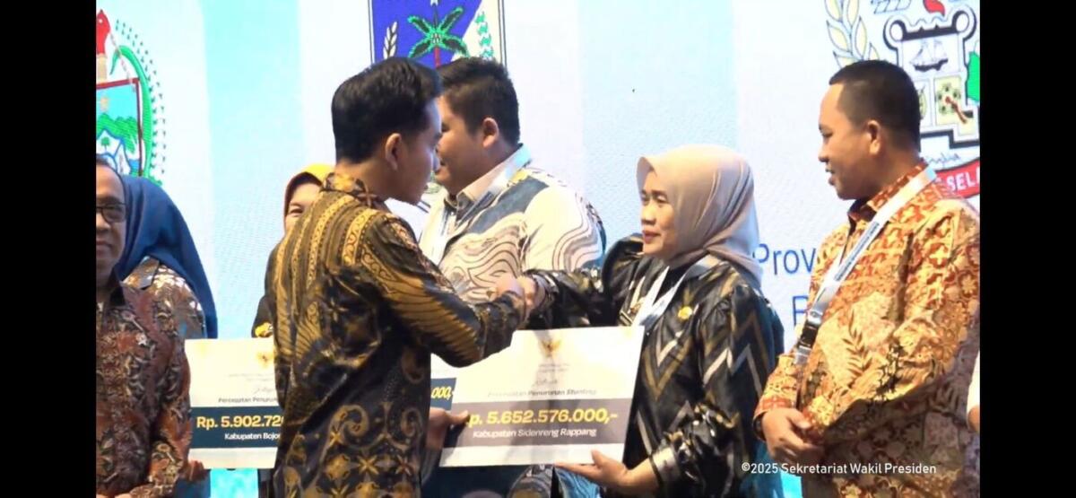 IST
MEWAKILI--Wakil Bupati Nurkanaah mewakili Bupati Syaharuddin Alrif menerima dana intensif fiskal sebesar lima miliar enam ratus lima puluh dua juta lima ratus tujuh puluh enam ribu rupiah yang diserahkan secara simbolis Wakil Presiden Republik Indonesia Gibran Rakabuming
