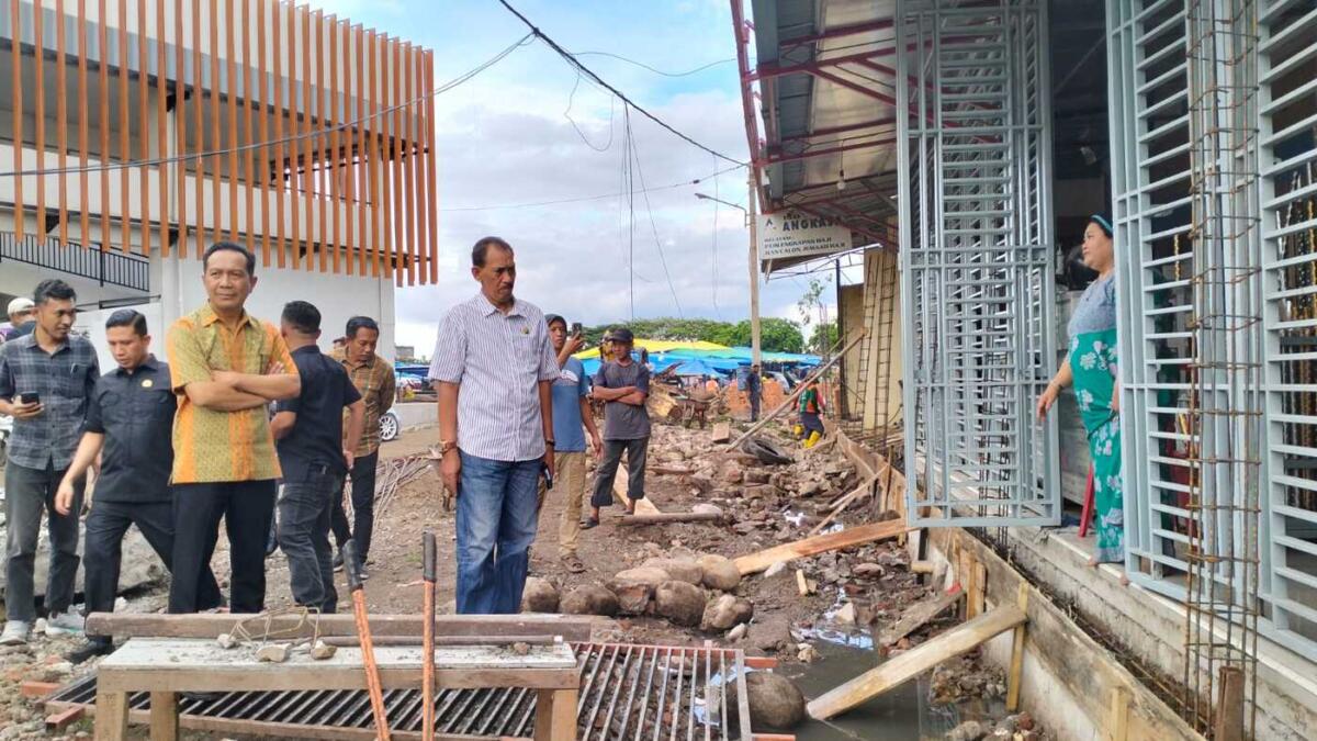 IST
MENINJAU--Wakil Ketua, Pimpinan Komisi dan Anggota DPRD Bulukumba meninjau pembangunan Pagar Pasar Sentral Bulukumba, Kamis (13/11).
