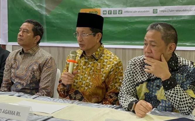 Menag Prof. Dr. Nasaruddin Umar memberi keterangan kepada wartawan pada rangkaian Seminar Internasional tentang Perdamaian Dunia yang diinisiasi Kementerian Agama Republik Indonesia yang ini digelar di Auditorium Kampus II UIN Alauddin Makassar.