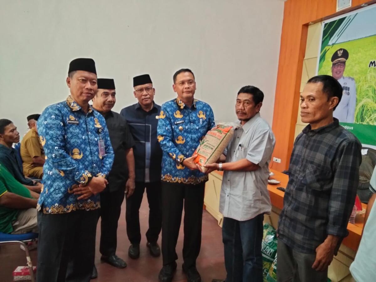 Penyerahan benih padi bantuan dari Pemprov Sulsel untuk petani Takalar.
