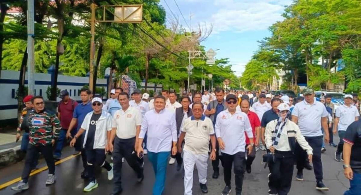 IST
BERDAMPINGAN--Wakil Ketua umum DPP Golkar Idrus Marham jalan berdampingan dengan Wali Kota Makassar Munafri Arifuddin pada kegiatan jalan santai bersama Ketua KKSS Andi Amran Sulaiman 
