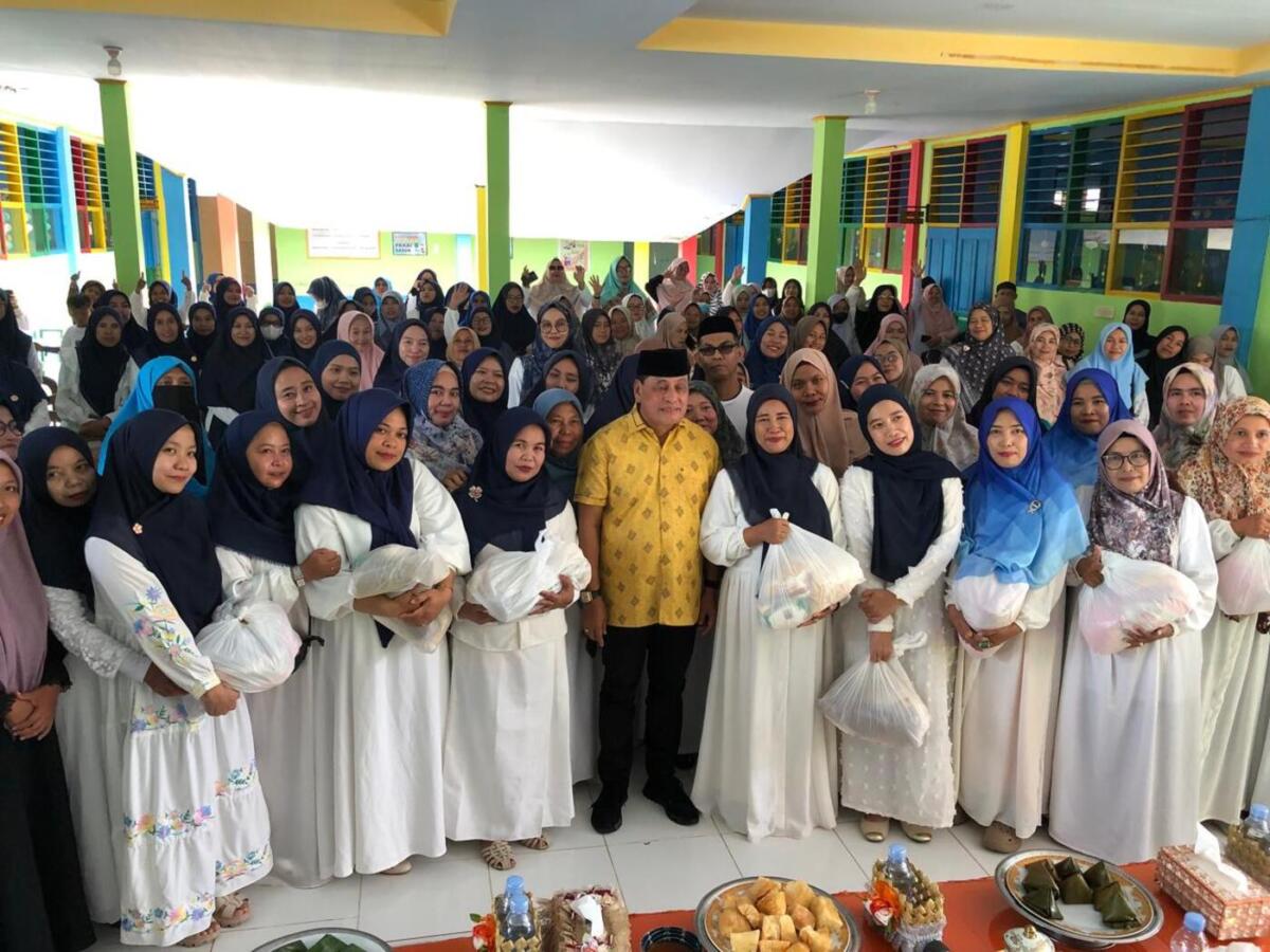 IST
SERAHKAN--Wakil Ketua Komisi VI Dewan Perwakilan Rakyat (DPR) RI Prof. Dr. HAM. Nurdin Halid menyerahkan sembako hingga paket umroh pada konstituen di Dapil Sulsel II sejak Jumat hingga Minggu (16/11). 