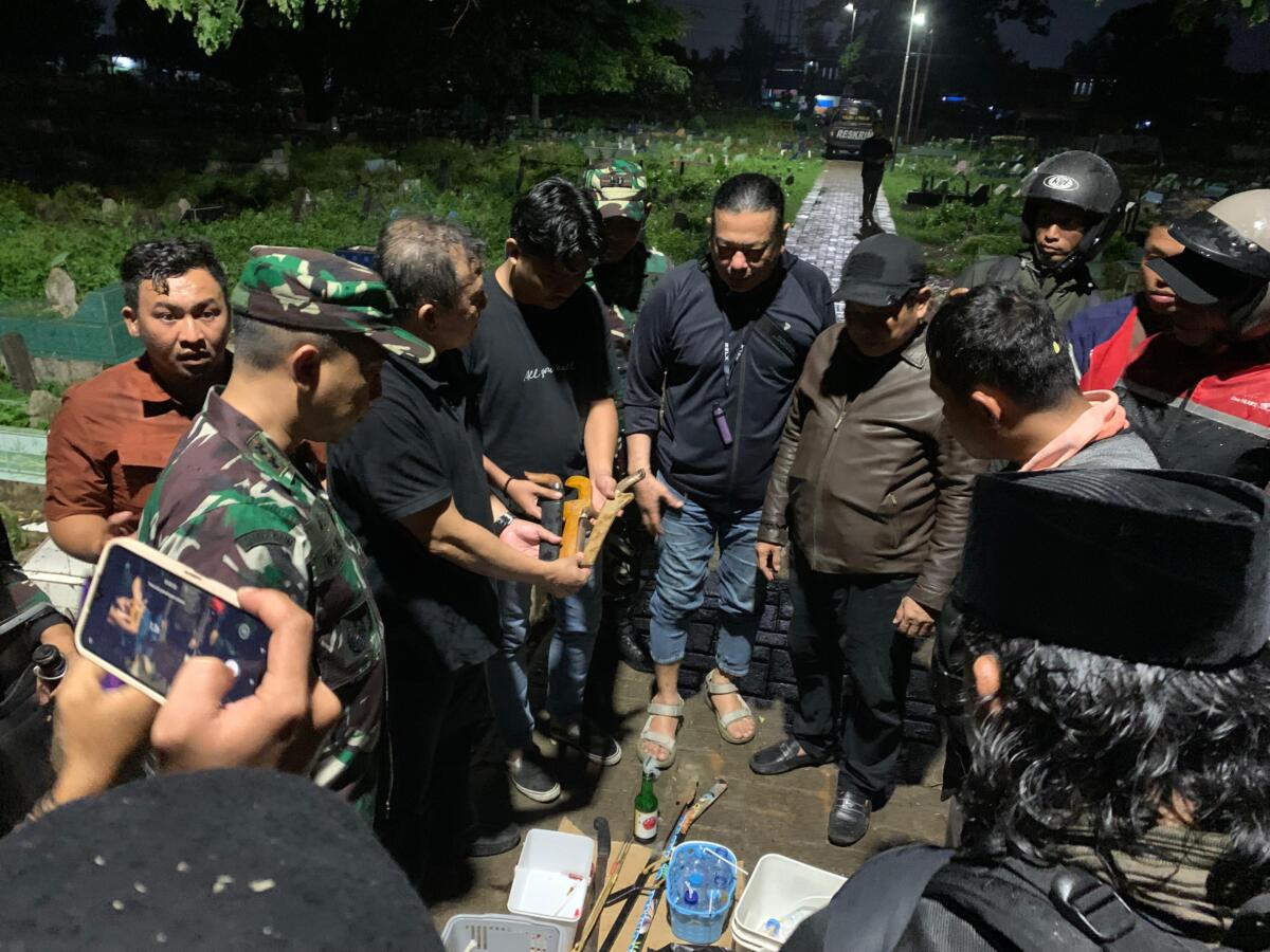 Personel gabungan yang melakukan penyisiran di lokasi tawuran mengamankan sejumlah senjata tajam.