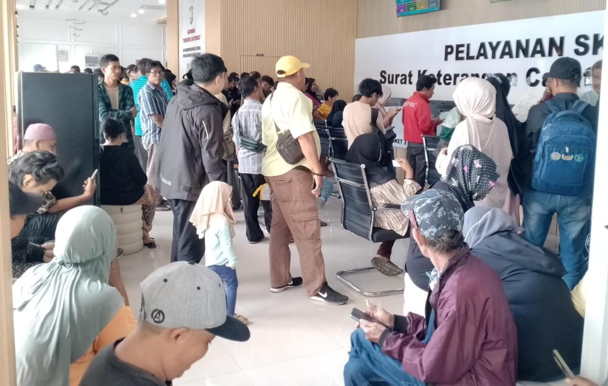 Bakal calon ketua RT/RW membeludak di ruang pengurusan SKCK Polrestabes Makassar.