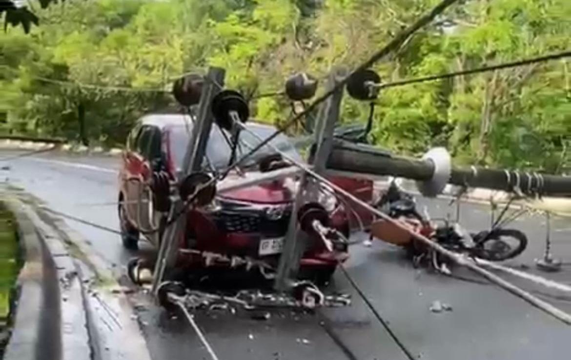 Tiang listrik yang tumbang menimpa mobil dan motor di Jalan Metro Tanjung Bunga, Kelurahan Tanjung Merdeka, Kecamatan Tamalate, Makassar.