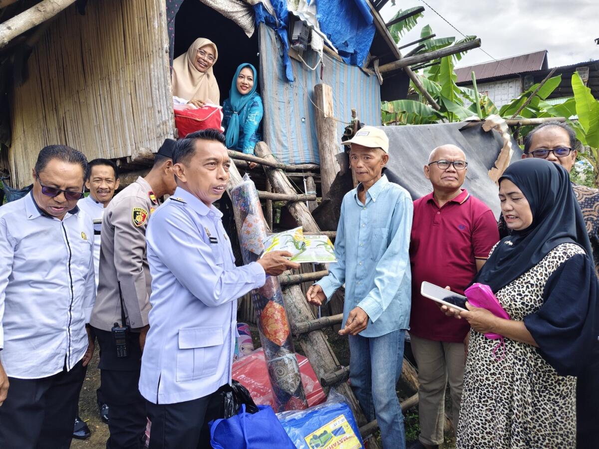 MEMBANGUN--Bupati Sidrap H Syaharuddin Alrif telah membangun ulang rumah Amir warga Kelurahan Bilokka, Kecamatan Panca Lautang, Kabupaten Sidrap, yang tidak layak huni, Rabu (19/11)