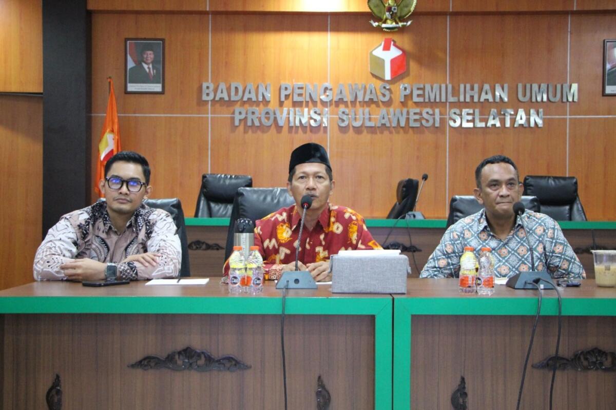 IST
MEMAPARKAN--Komisioner Bawaslu Sulsel Saiful Jihad memaparkan materi pada pembelajaran daring P2P yang digelar di ruang sidang Bawaslu Provinsi Sulawesi Selatan dan Ruang Zoom, Kamis (20/11)