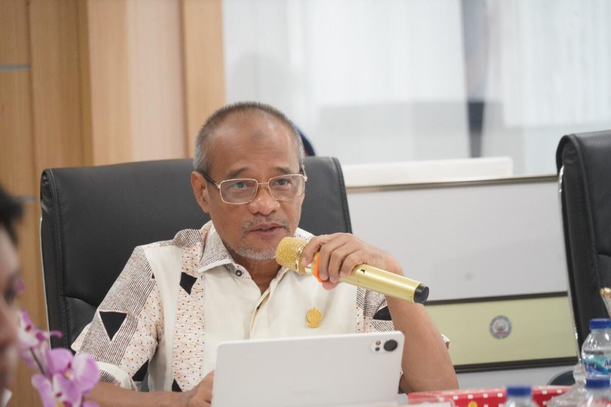 IST
MEMIMPIN--Ketua Komisi D DPRD Sulsel, HA Kadir Halid memimpin rapat kerja bersama Dinas ESDM, Kamis (20/11)
