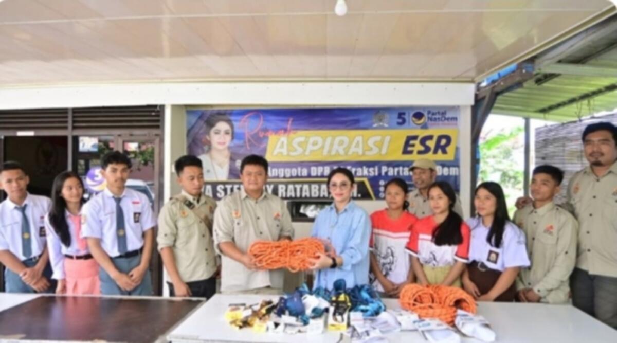 IST
SERAHKAN--Anggota Fraksi Nasdem DPR RI Eva Stevani Rataba menyerahkan bantuan sarana olahraga (Sapras) dari Kemenpora ke Federasi Panjat Tebing Indonesi (FPTI) Tana Toraja, Jumat (21/11)
