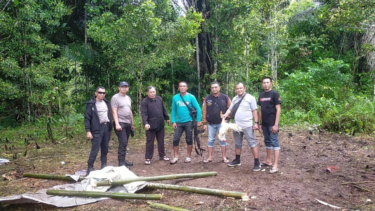 Kapolsek Bulukumpa AKP Hamsah bersama Wakapolsek Iptu Amiruddin dan anggotanya menggerebek arena sabung ayam.