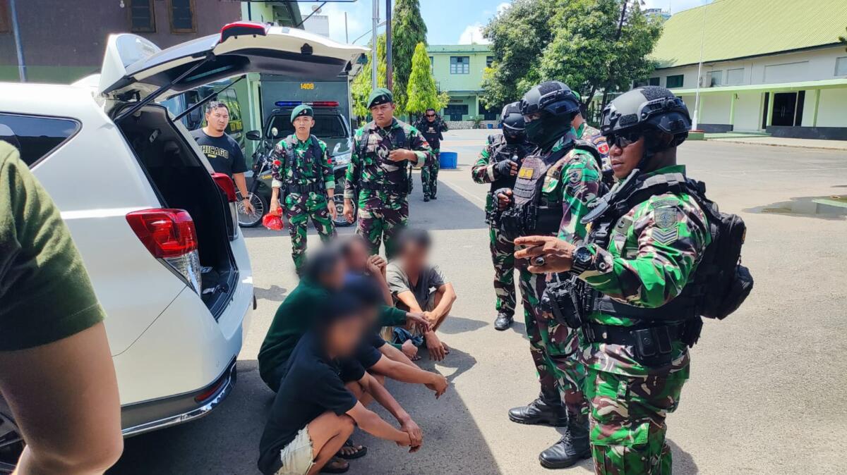 Personel Yonif 700/Wira Yudha Cakti (WYC) bersama Unit Intel Kodim 1408/Makassar mengamankan lima terduga pelaku penyalahgunaan narkoba.