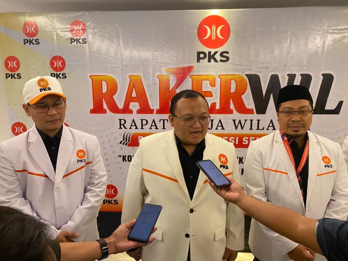IST
KETERANGAN--Ketua DPW PKS Anwar Faruq memberikan keterangan bersama Sekjen DPP PKS 
