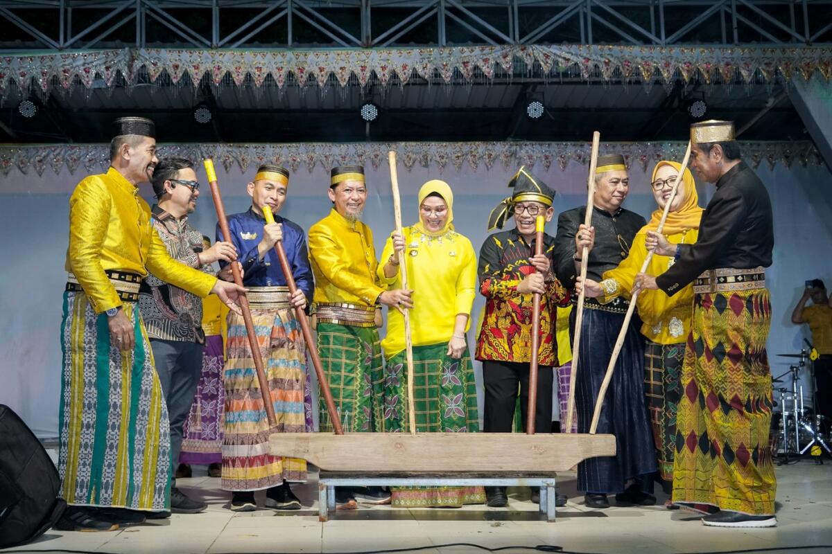 
IST
MEMBUKA--Bupati Barru Andi Ina Kartika Sari membuka Festival Budaya Toberu XIV dan Festival Aksara Lontara VI tahun 2025 di Alun-Alun Colliq Pujie, Minggu (23/11) malam
