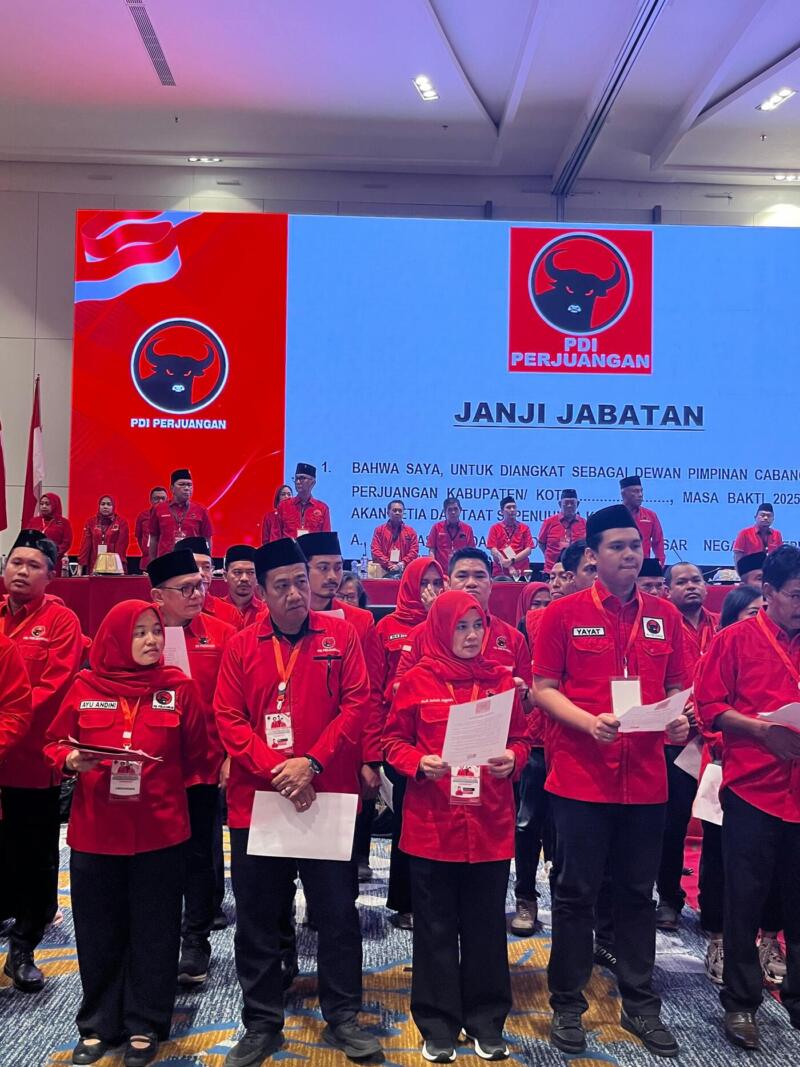IST
DIKUKUHKAN--Sekretaris Jenderal DPP PDIP Hasto Kristiyanto bersama pengurus DPD PDIP Sulsel periode 2025-2030 usai dikukuhkan  
