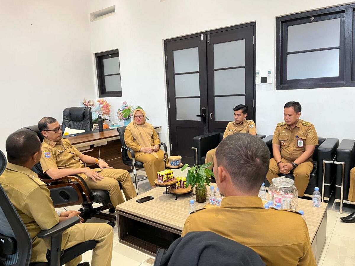 Sekkot Andi Zulkifly Nanda didampingi Kepala BKPSDM Kamelia Thamrin Tantu memanggil lurah yang dilaporkan cawe-cawe dalam pemilihan ketua RT/RW.