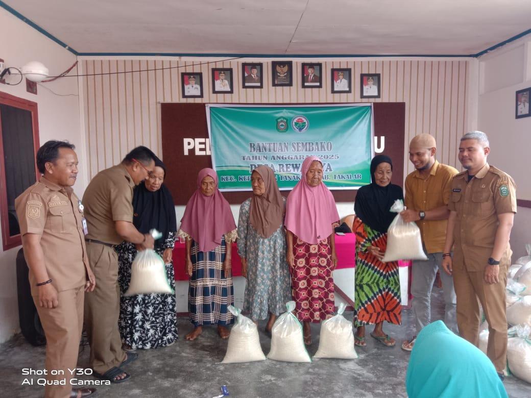 Camat kepulauan Tanakeke H. Bostan H, S.Sos., M.M. didampingi Penjabat Kepala Desa Rewataya Rustam Sila menyerahkan secara simbolis bantuan beras kepada warga kurang mampu.  