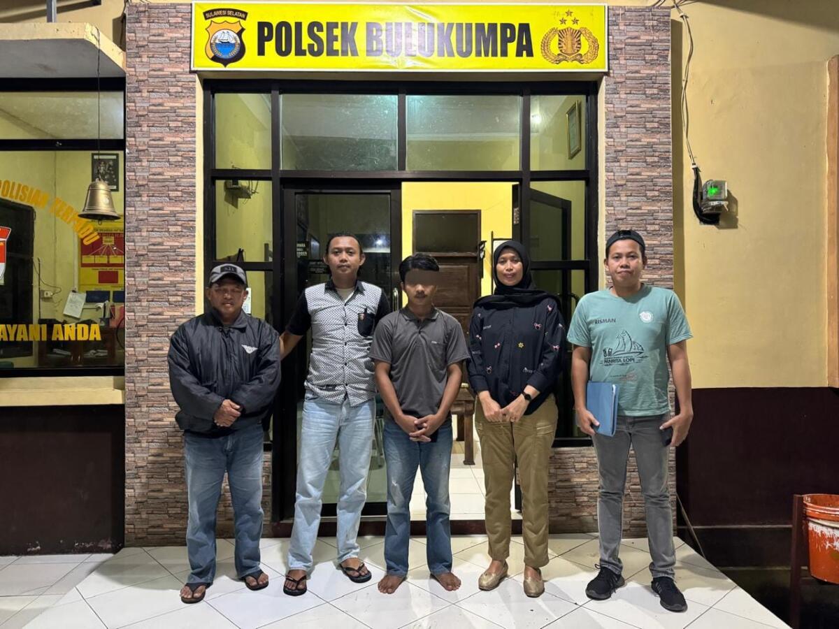 Personel Unit PPA Satreskrim Polres Bulukumba mengamankan AR alias I (tengah), seorang suami yang menganiaya istrinya yang tengah hamil anak pertama.