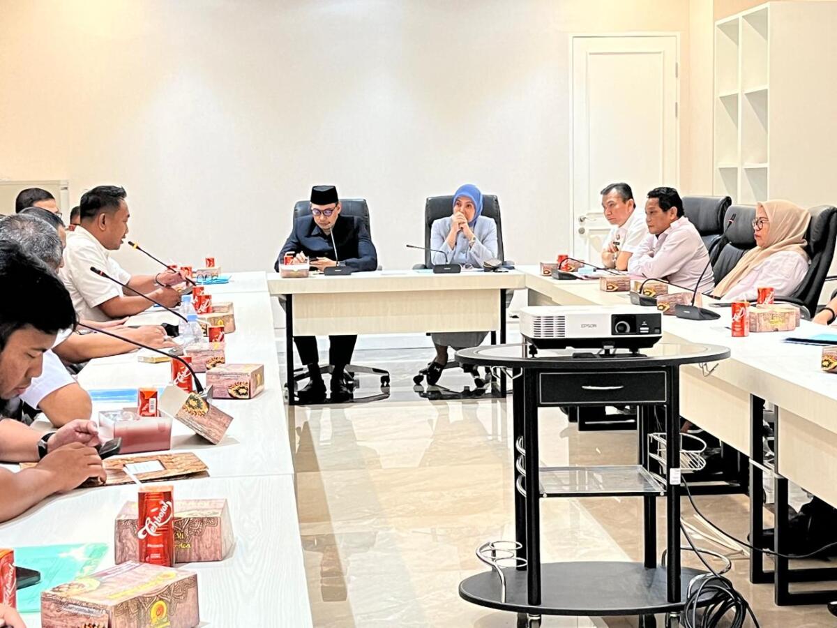 Wakil Wali Kota Makassar Aliyah Mustika Ilha dan Sekkot Makassar Andi Zulkifly Nanda memimpin rapat dengan seluruh camat membahas pemilihan ketua RT/RW.