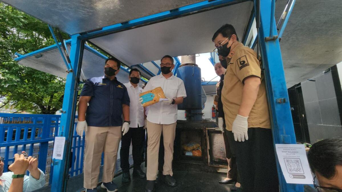 Pemusnahan barang bukti narkoba di halaman Kantor BNNP Sulsel Jalan Manunggal, Kota Makassar, Rabu (26/11).