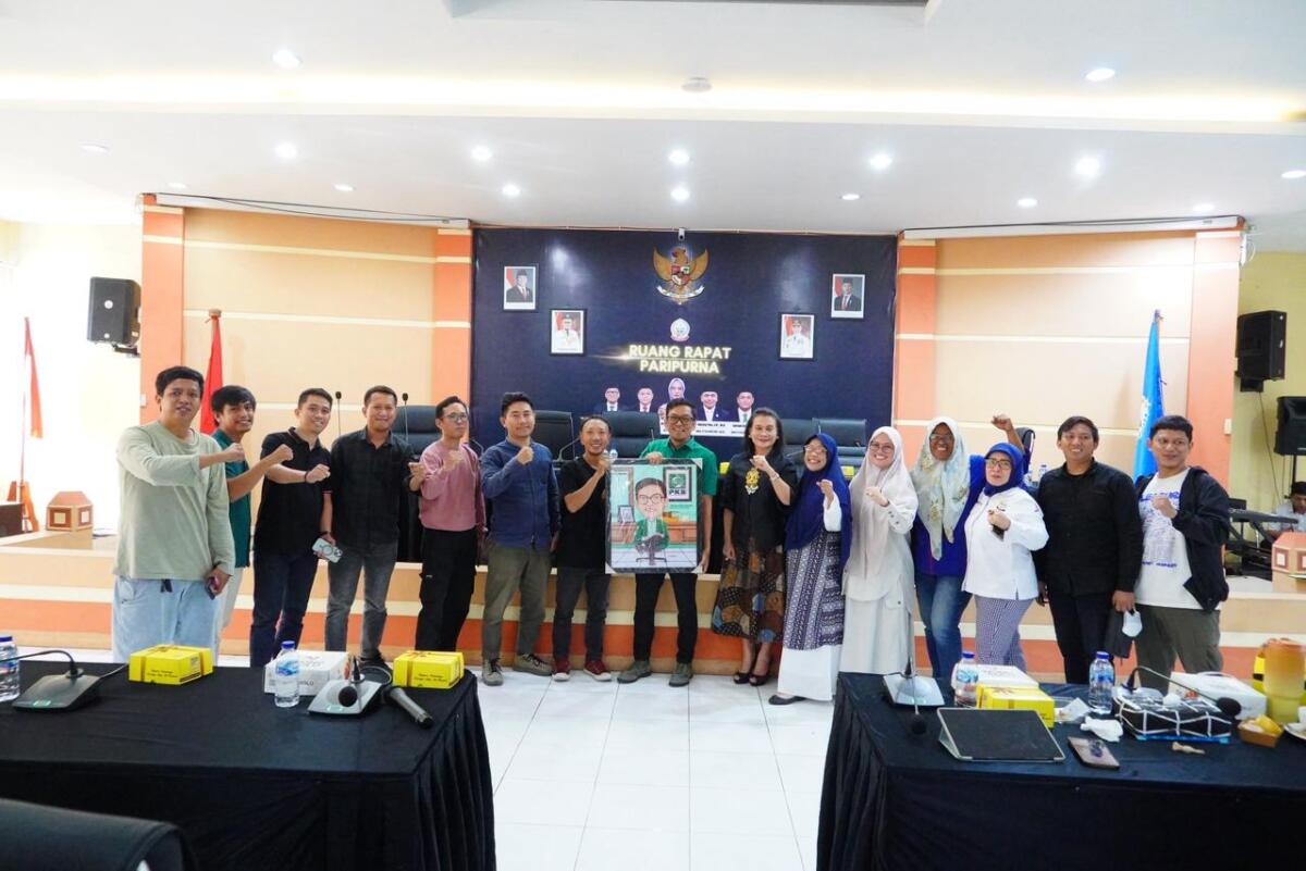 IST
KEJUTAN--Legislator PKB DPRD Sulsel Fauzi Andi Wawo mendapat kejutan dari para wakil rakyat dan awak media usai merayakan ulang tahun ke 52, Rabu (26/11)
