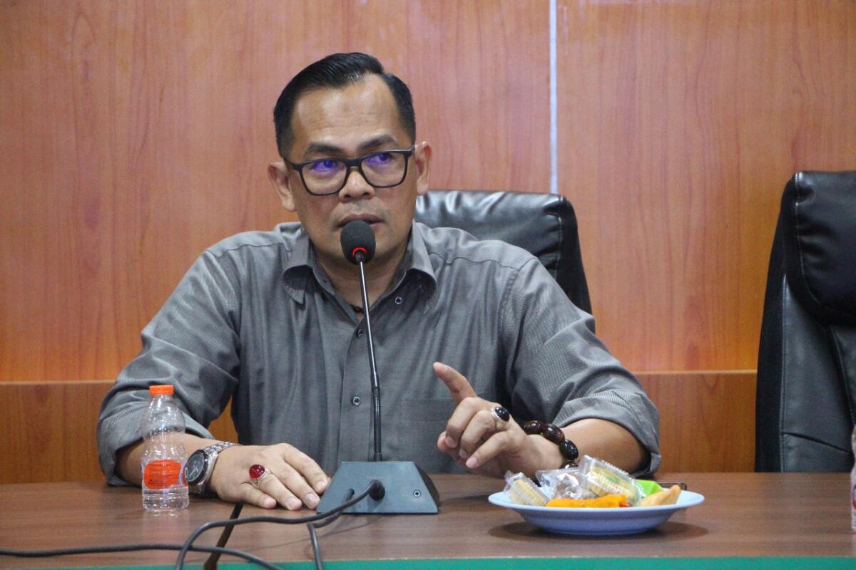 IST
PEMBINA--Kepala Sekretariat Bawaslu Provinsi Sulawesi Selatan, Awaluddin Mustafa bertindak sebagai Pembina Apel Pagi Bawaslu Sulsel, Rabu (26/11).
