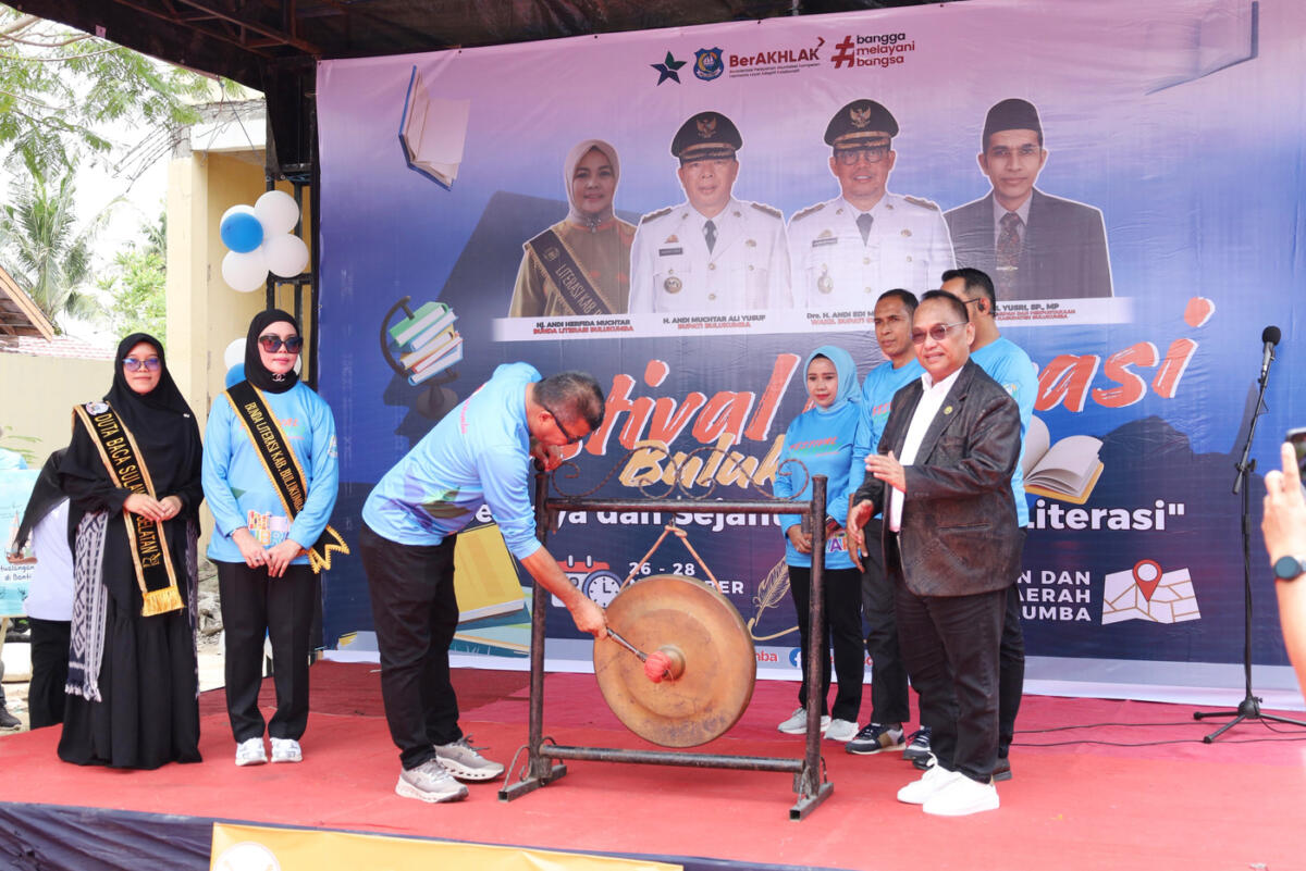 LITERASI -- Bupati Bulukumba Andi Muchtar Ali Yusuf membuka Festival Literasi di Halaman Kantor Dinas Kearsipan dan Perpustakaan Daerah Kabupaten Bulukumba, Rabu (26/11). 
