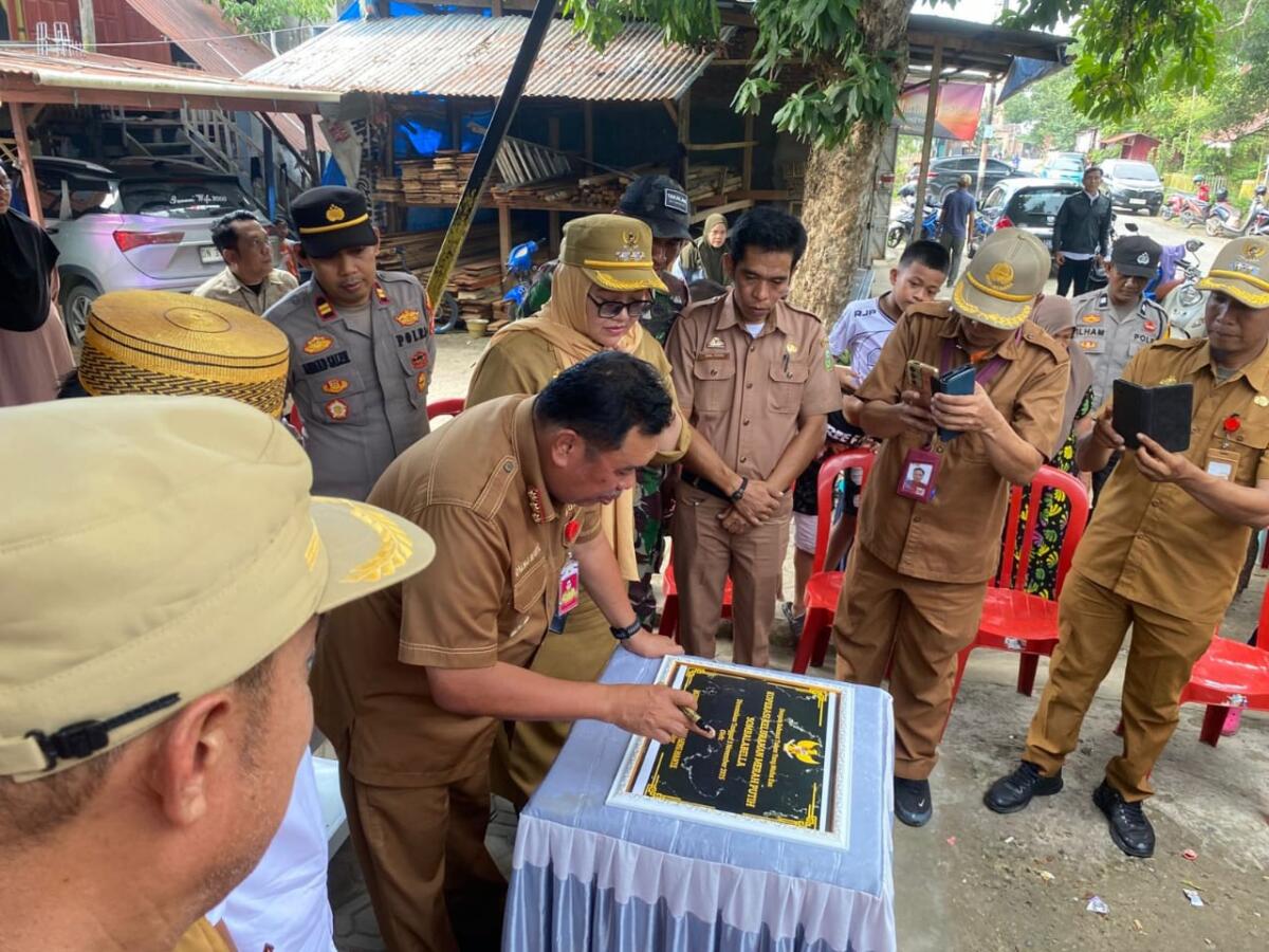 Bupati Takalar H Mohammad Firdaus Daeng Manye menandatangani prasasti pada peresmian empat Koperasi Kelurahan Merah Putih di Kecamatan Pattallassang.