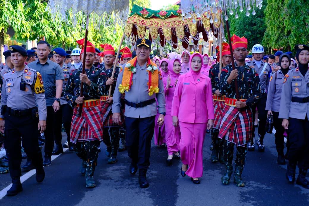 Kapolda Sulsel yang baru, Irjen Pol. Djuhandhani Rahardjo Puro, S.H., M.H., bersama istri, Ny. Upi Djuhandhani disambut di Mapolda Sulsel.