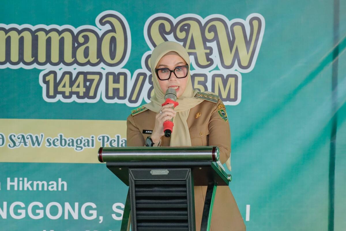 IST
MAULID--Bupati Barru Andi Ina Kartika Sari, menghadiri kegiatan Peringatan Maulid Nabi Muhammad SAW 1447 H/2025 M yang diselenggarakan oleh Kantor Kementerian Agama Kabupaten Barru di halaman Kantor Pusat Layanan Haji dan Umrah Terpadu (PLHUT) Kemenag Barru, Senin (3/11)
