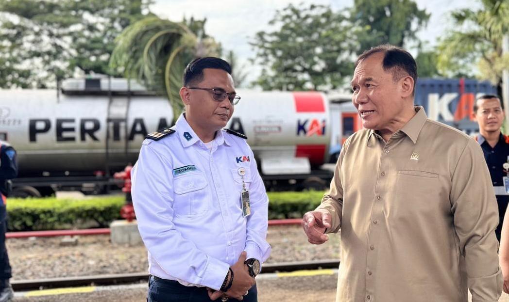 Anggota Komisi VII DPR RI, Ir. H. Bambang Haryo Soekartono, M.I.Pol. (kanan).