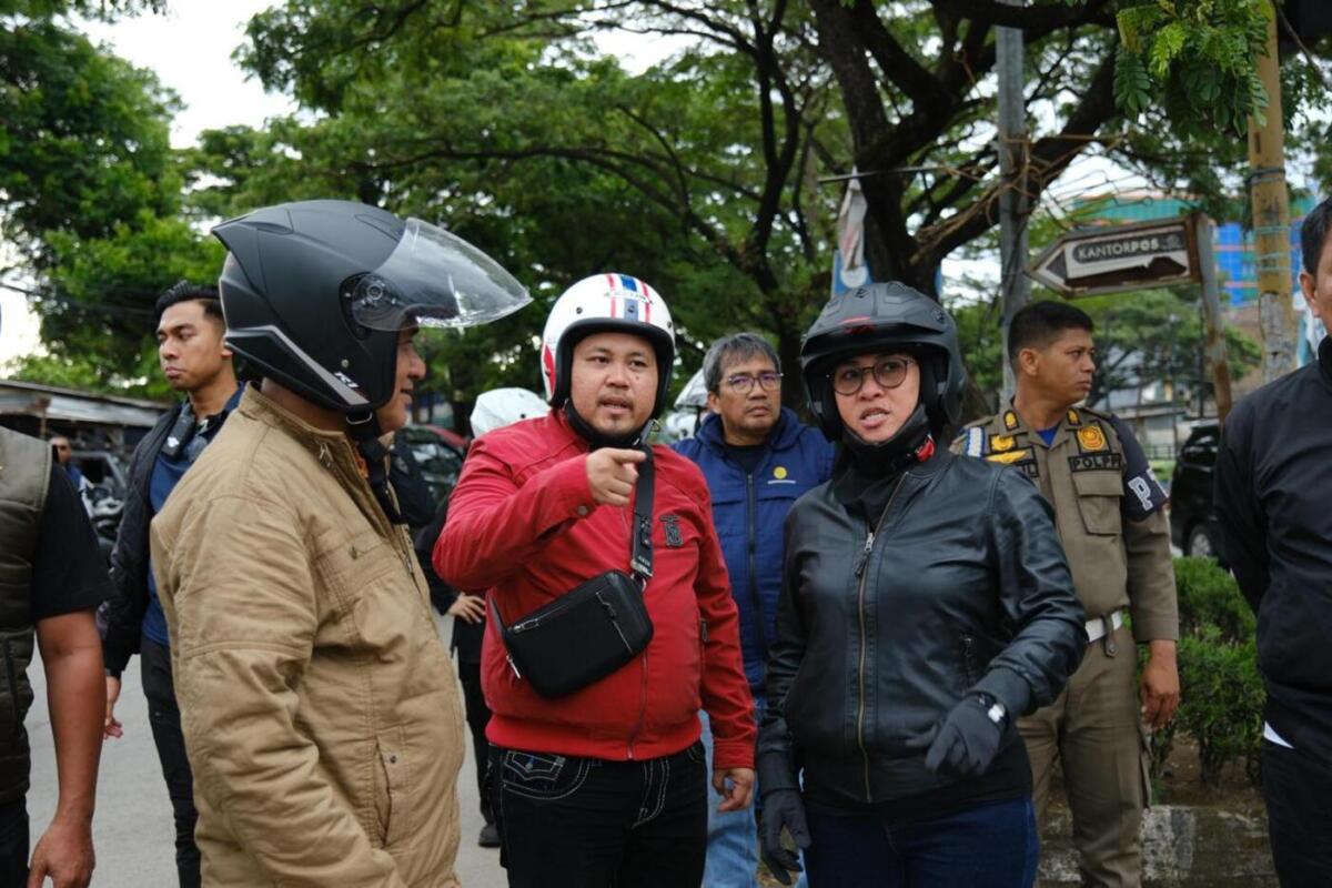 BKM/IST
MENYASAR, BKM--Bupati Gowa Husniah Talenrang menyasar wilayah terpencil di Parangloe untuk mengidentifikasi aset-aset daerah yang memungkinkan dikelola kembali untuk PAD. 
