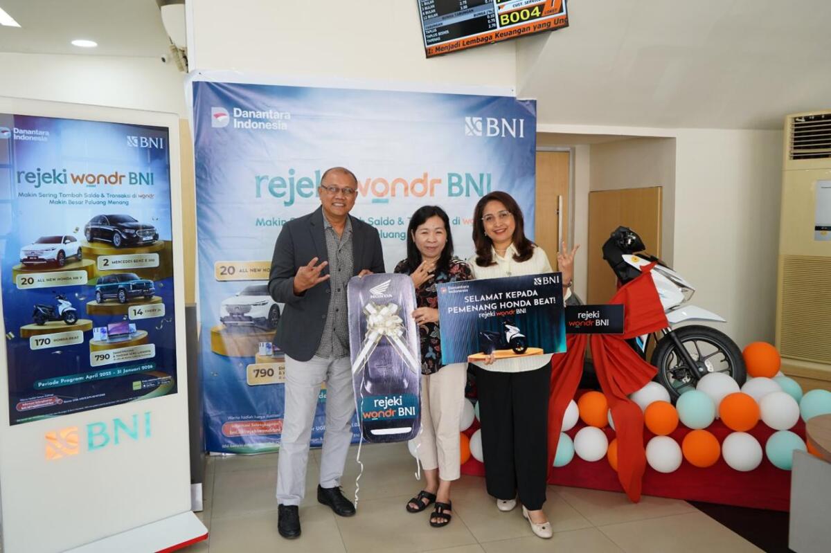 Penyerahan hadiah kepada pemenang tahap pertama program undian Rejeki wondr BNI, yang digelar di BNI Kantor Cabang Kendari.