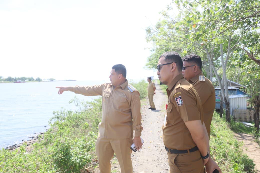 Wali Kota Makassar Munafri Arifuddin didampingi Sekkot Andi Zulkifly Nanda meninjau lokasi rencana pembangunan Jembatan Barombong.