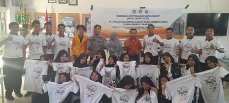 Koordinator Pelatihan Dr. Aswar, M.Ds. dan dosen pendamping dan penanggung jawab kegiatan, Rasul, S.Pd., M.Sn dan Hasbi, S.Pd., M.Sn. bersama peserta pelatihan cetak saring di SMA Negeri 1 Pangkep.