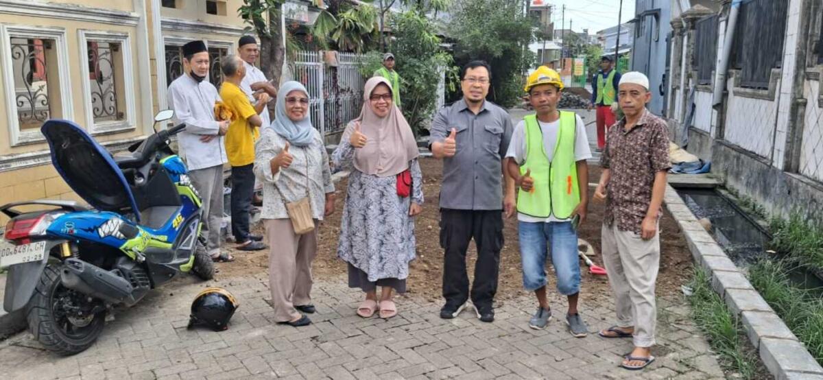 IST
MENGAWAL--Wakil Ketua II DPRD Kota Makassar Anwar Faruq mengawal peningkatan Jalan Lingkungan, yang menghubungkan Perumahan Permata Hijau dan Permukiman Beringin Timur 